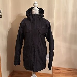 North face Black Mens jacket. hooks for snow pants. nice warm coat size small